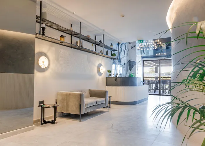 The Londoner Otel 3*